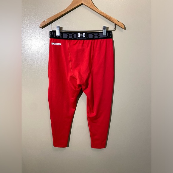 Under Armour: Red and Black HeatGear Compression Cropped Leggings - Picture 11 of 15